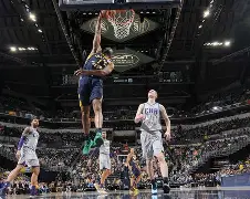 关于印第安纳步行者迎荷甲关键赛；清晨更衣室发声；更衣室稳定；更衣室氛围转暖的信息